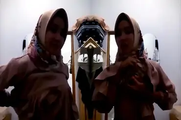 Bertopeng Colmek Asyik Sendirian